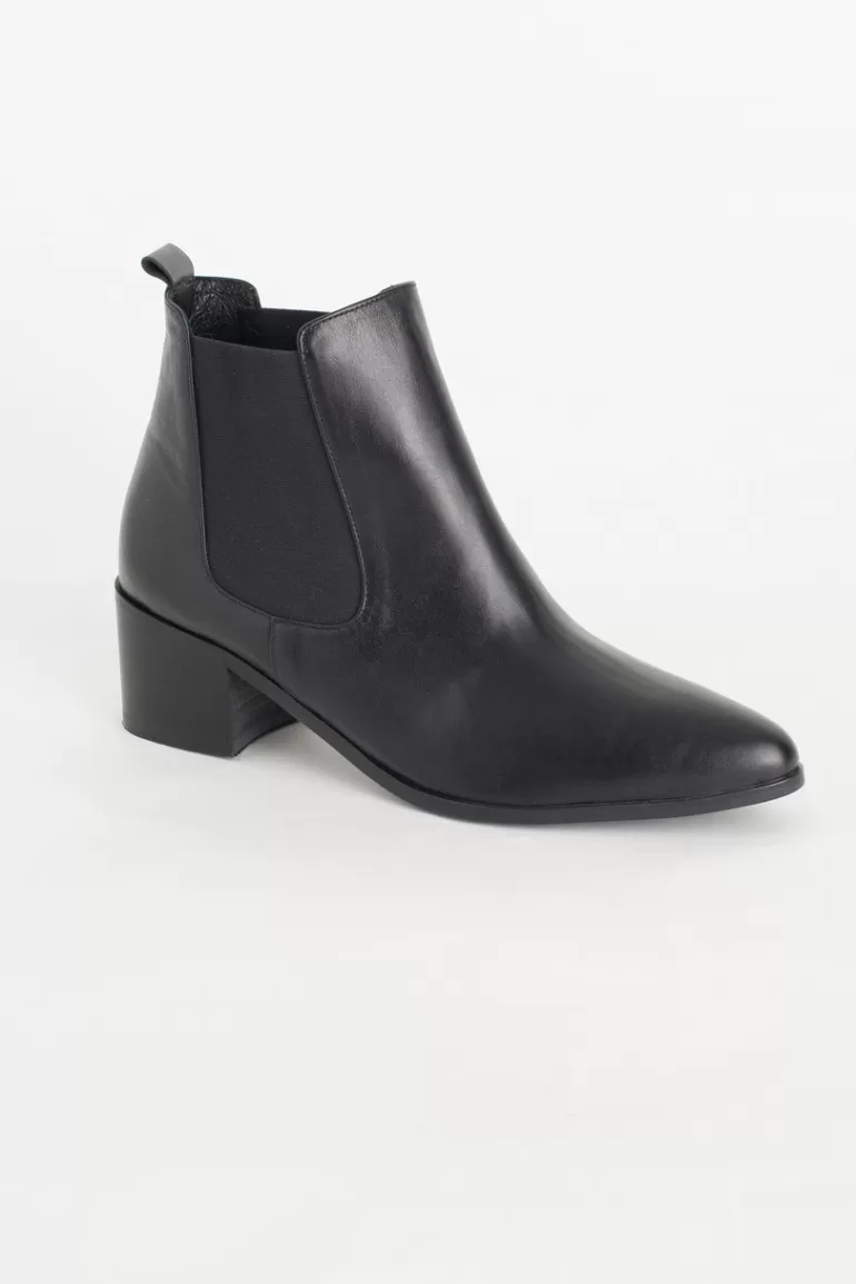 Women Olive Clothing Chelsea Boots, Black