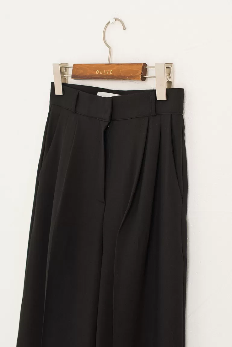 Women Olive Clothing Hoya Two Tuck Slacks, Black