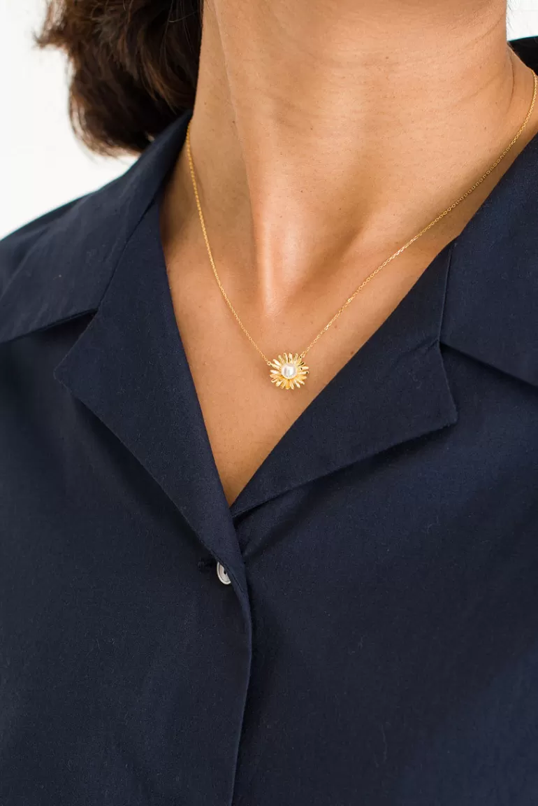 Women Olive Clothing Venus Pearl Point Flower Necklace, 14K Gold Plated
