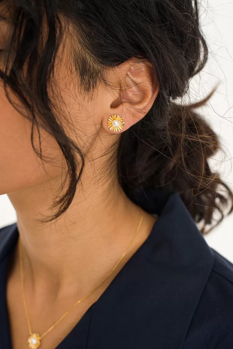 Women Olive Clothing Venus Pearl Point Flower Studs, 14K Gold Plated